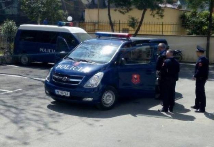 Berat, hidhen 2 granata pranë një banese, shpërthen njëra