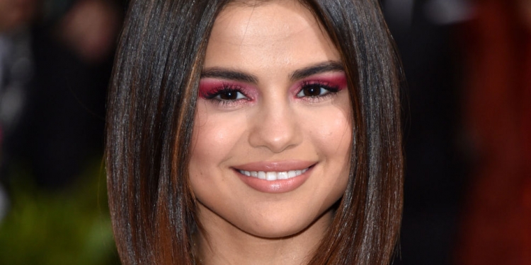 Wow! Do të çuditeni nga ngjashmëria e Selena Gomez me këtë femër! [FOTO]