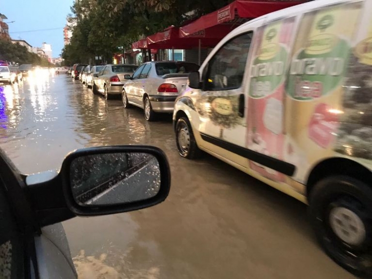 Rreshje të dendura shiu, përmbytet Durrësi [VIDEO]