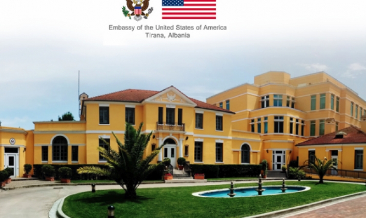 “Dhunë dhe bomba molotov në protestë”, ja çfarë paralajmërimi jep ambasada e SHBA-së në Tiranë