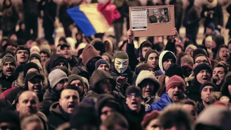 Protesta në Rumani, qeveria rumune tërhiqet! [FOTO]