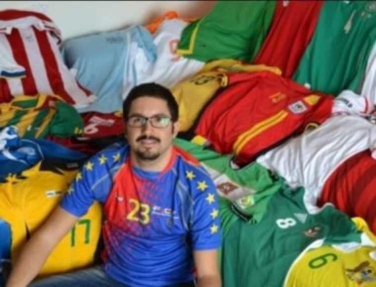 Simone Panica, koleksionisti i 211 fanellave të futbollit mes tyre dhe fanella e Kosovës
