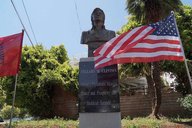 Pas humbjen së Clinton hiqet edhe busti i saj në Sarandë, Bashkia shpjegon arsyen e vërtetë [FOTO]