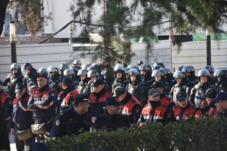 Protesta e opozitës/ Nisen protestues edhe nga rrethet