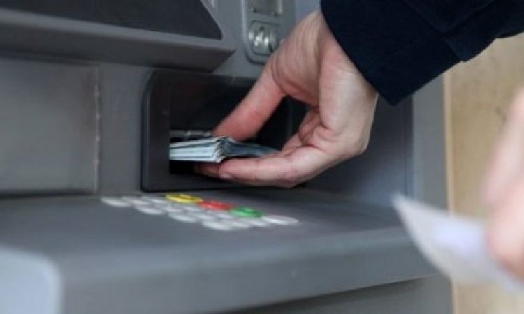 20-vjeçarja tërheq lekë nga bankomati por një kartëmonedhë i qëllon e falsifikuar