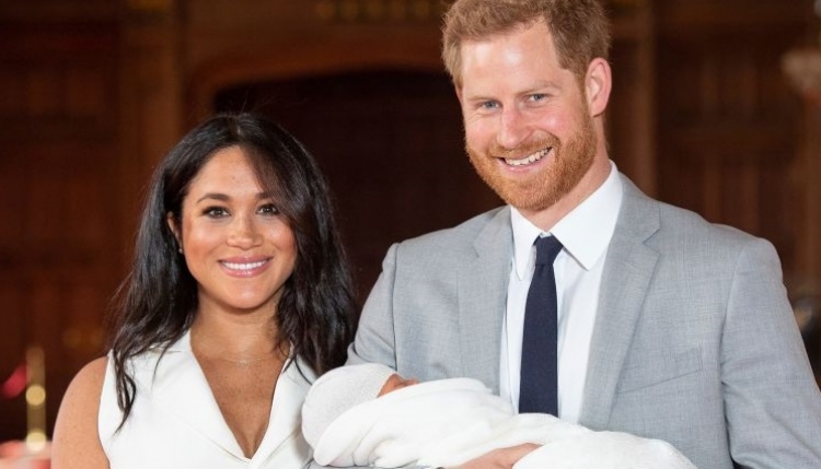 Nuk pritëm gjatë! Publikohen fotot e para të bebit mbretëror, Princ Harry dhe Meghan Markle e tregojnë me krenari para gjithë botës! [FOTO]