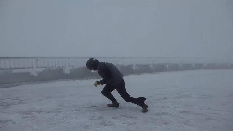 Metereologu “sfidon”të ftohtin, shikoni sesi ecën kundër erës me 170 kmh[VIDEO]