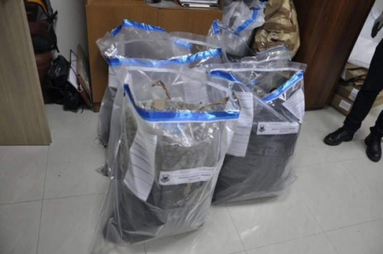 Policia e Fierit ka arrestuar në flagrancë dy shtetas pasi gjatë një kontrolli rutinë në shtëpi u gjetën 41.3 kilogramë drogë e tipit marijuanë
