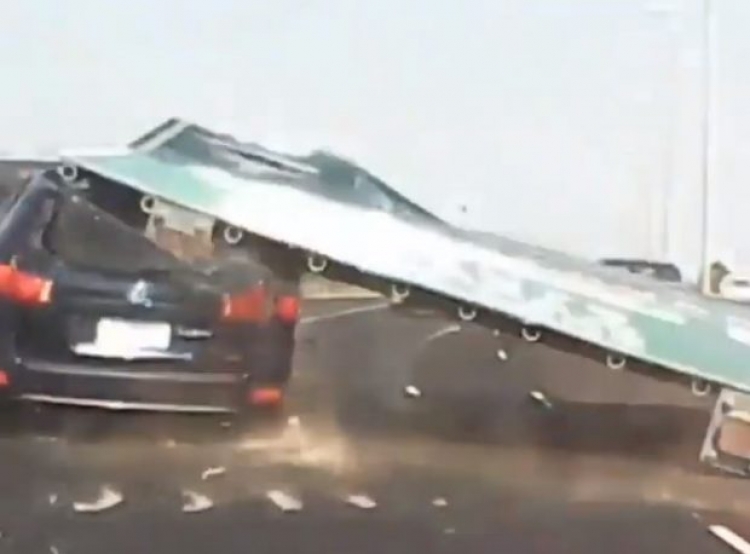 Gruaja i shpëton vdekjes teksa një tabelë gjigante bie mbi makinën e saj [VIDEO]