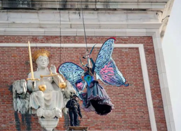 Kur engjëlli fluturon në qiell dhe hap siparin e Karnavaleve në Venecia [VIDEO]