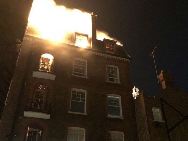 Flakët përpijnë banesat në Londër, 100 zjarrfikës në vendngjarje