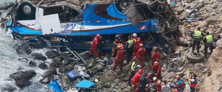 Aksident i rëndë në Peru, autobusi bie në det, 48 viktima