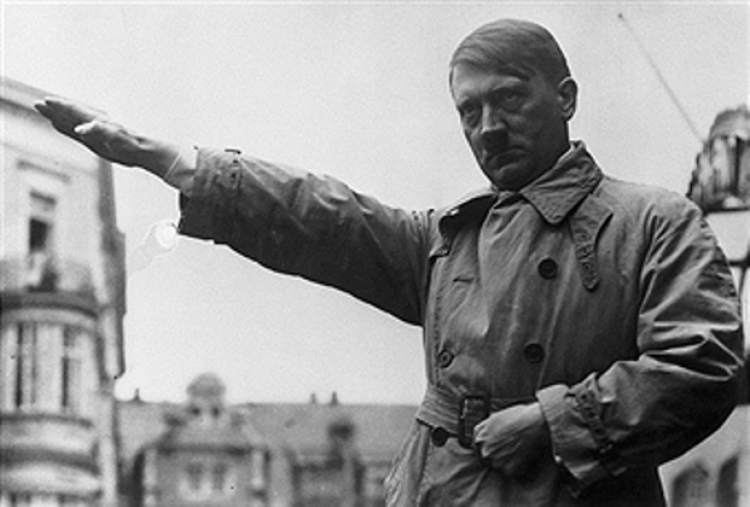 Jeta e shthurur e Adolf Hitlerit, gjenden foto nga jeta e tij e shfrenuar. Femra gjysmë të zhveshura dhe... [FOTO]