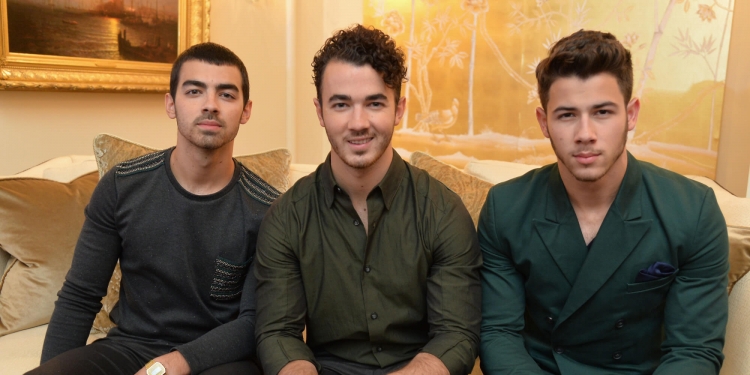 Sa harxhojnë Jonas Brothers në një natë për festat?