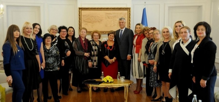 Kosova nderon Tinka Kurtin dhe Margarita Xhepën