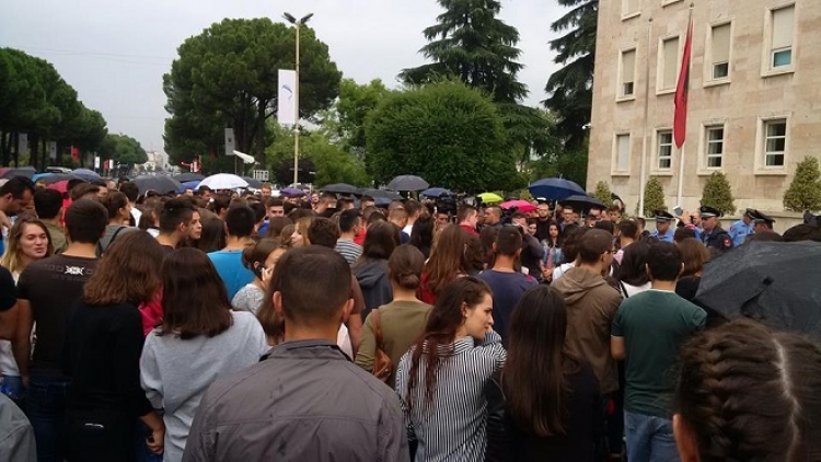 Përpjekja e LSI për zgjidhjen e problemit të maturantëve që s'kanë fituar. Propozimi...