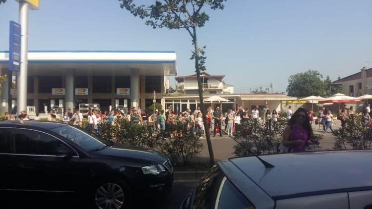 Java nis me fluks lëvizjesh në Tiranë, stacionet e urbanëve të tejmbushur me njerëz