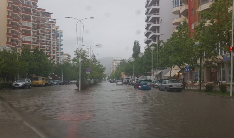 Vlorë/ Shiu i dendur përmbyt disa lagje [FOTO]