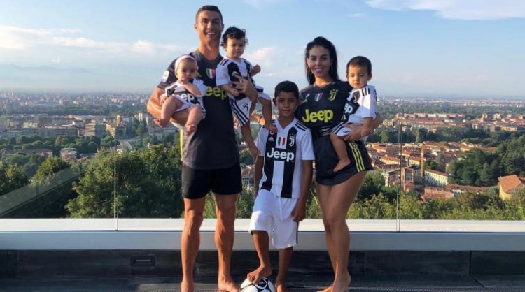 E pabesueshme! Ronaldo publikon foton me familjen, por ky detaj i çmendi të gjithë! [FOTO]