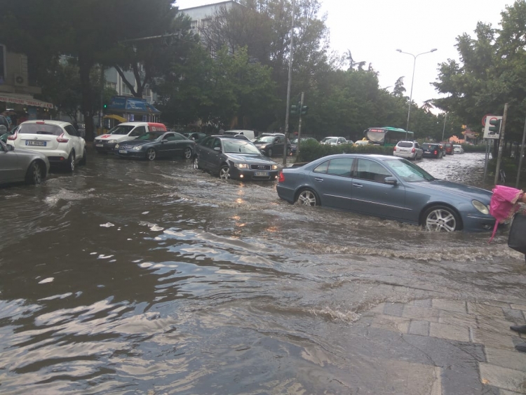 Shiu dhe breshëri përmbytin Tiranën, ja si paraqitet gjendja  [FOTO/VIDEO]