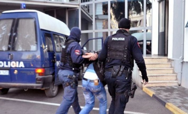 Shpërndanin kanabis në shkollat e Tiranës, arrestohen...