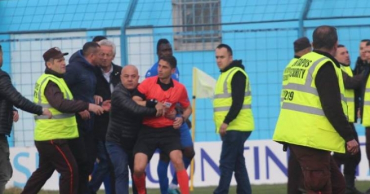 ''Terror'' në Kamëz/ Tifozët “zaptojnë” fushën dhe godasin gjyqtarin për një 11-metërsh! [VIDEO]