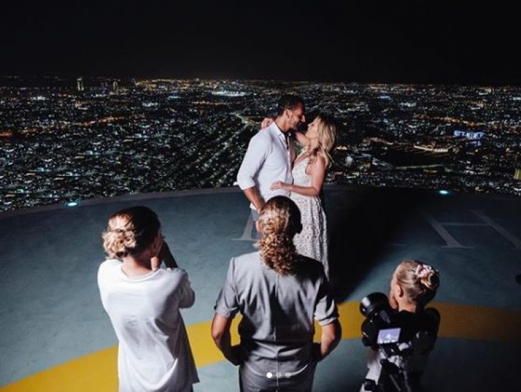 A besoni tek ëndërrat? Rio Ferdinand i propozon gruas së tij “në çatinë e botës”[FOTO]