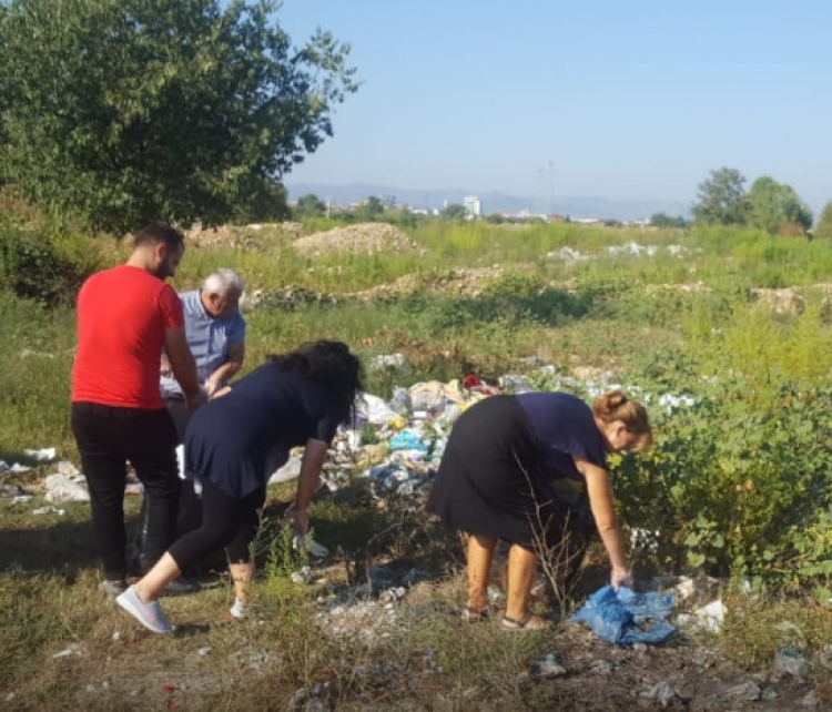 Nis aksioni i madh i pastrimit në Tiranë, me qese në duar... [FOTO]