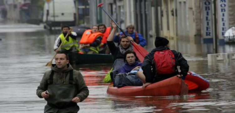 Fryhet Sena, Parisi në alarm. Evakuohen mijëra njerëz