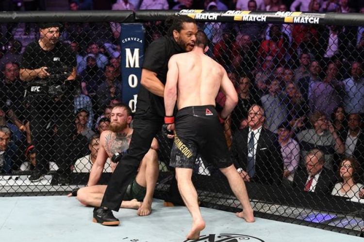 Momenti i “tmerrshëm” kur McGregor goditet pas koke nga stafi i Khabib