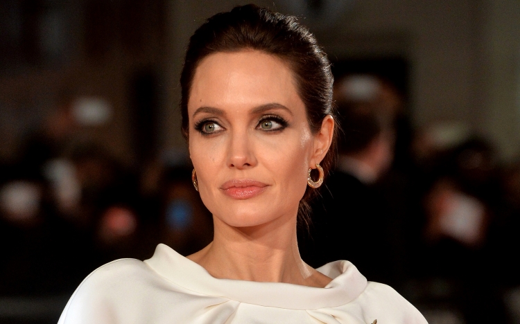 Francezët zhveshin Angelina Jolie në moshën 41 vjeç [FOTO]