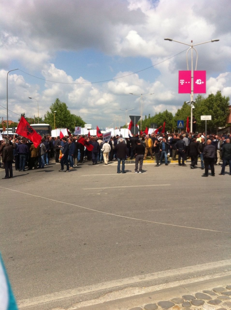 Ambulanca e bllokuar në trafik, protestuesit mundohet ti vijnë në ndihmë [FOTO]