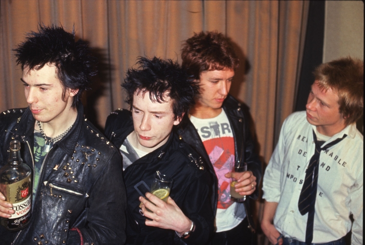 Abuzohej seksualisht nga njerku, ylli i grupit Sex Pistols tregon pasojat në jetën e tij [FOTO]