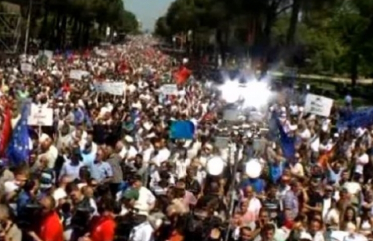 Përplasje te Kryeministria,  disa protestues konfrontohen me policinë