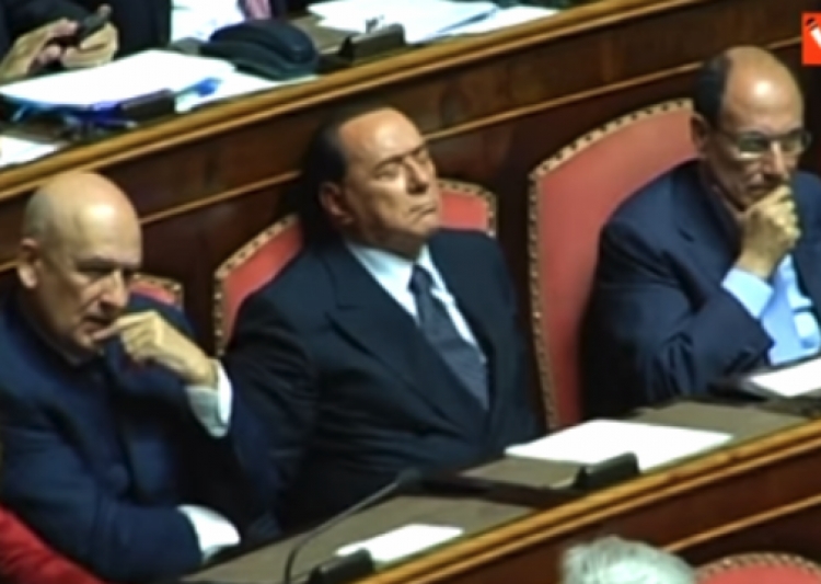 Mosha bën të vetën, Berlusconi fle gjumë në parlament [VIDEO]
