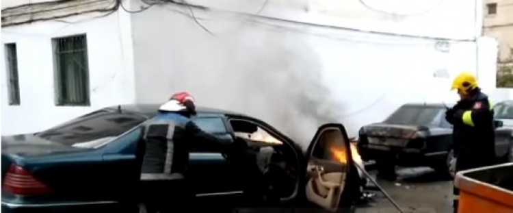 Tiranë, përfshihet nga flakët një automjet tip 