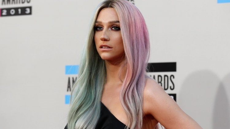 Ke$ha i kalon të gjitha me një buzëqeshje...në Karaibe