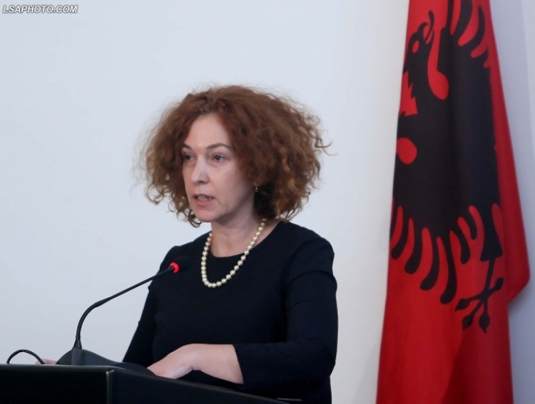 Forumi i Zhvillimit të Medias, flet ambasadorja e BE-së Vlahutin: “E patolerueshme puna pa kontrata”