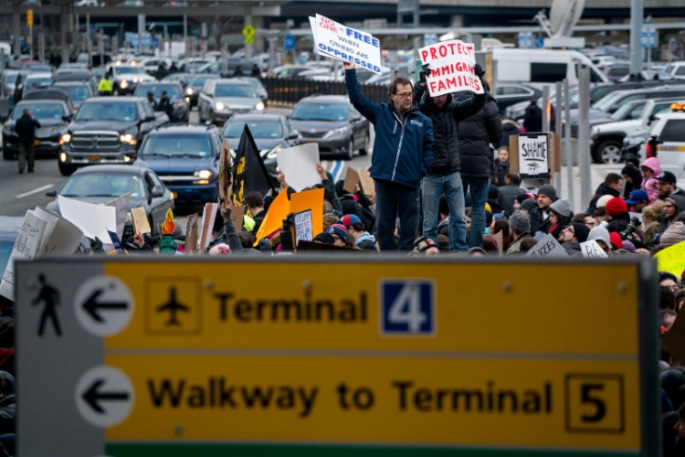 Protestojnë taksistët në New York për emigrantët, ndalojnë punën [FOTO]