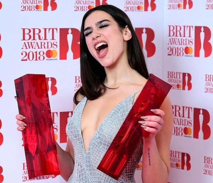 Dua Lipa, fenomen në muzikë, triumfon me dy çmime në ‘Brit Awards 2018 [FOTO/VIDEO]