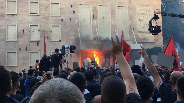 Tensionohet situata në Bulevard/ Protestuesit hedhin bomba molotov tek Kryeministria dhe Kuvendi. Reagon policia
