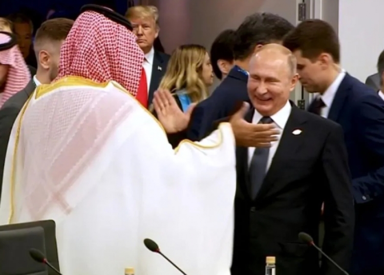 Një takim Hi 5! Batuta e të qeshura pa fund mes Putin dhe princit saudit [VIDEO]
