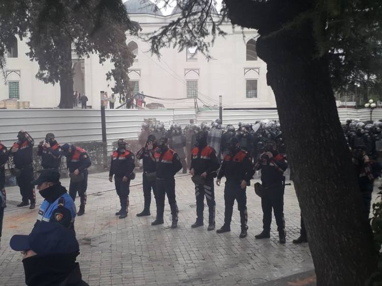 Opozita proteston nesër, Kuvendi rrethohet me gardh HEKURI