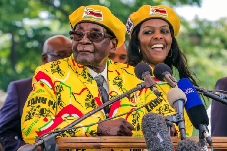 Edhe diktatorëve u vjen fundi. Presidenti i Zimbabeve, rrëzohet nga pushteti nga një grusht shteti