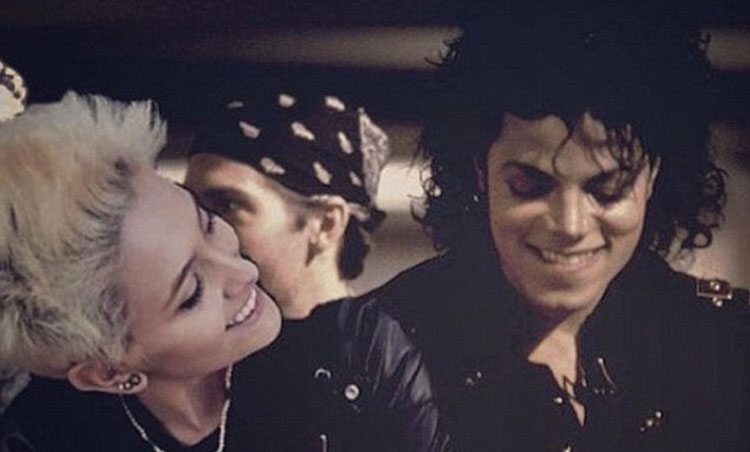 MJ është gjallë?! Fansat janë të bindur: U shfaq në foton e vajzës Paris Jackson! [FOTO]