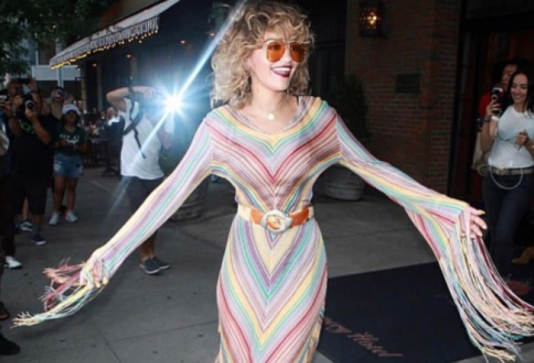 E ftuar tek “Jimmy Fallon Show” Rita Ora do ju shkrijë së qeshuri me lojën që bën [VIDEO]
