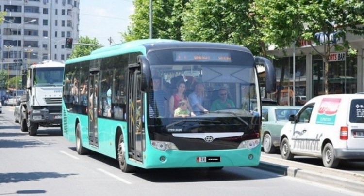 Nëna dhe vajza! Nesër mos merrni lekë dhe abone për autobusët, ja kush paguan