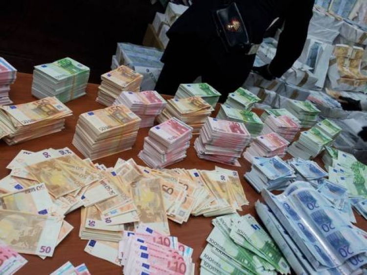 Policia e Vlorës ka sekuestruar një shumë të madhe eurosh dhe dollarësh, i përkisnin një 22-vjeçari.