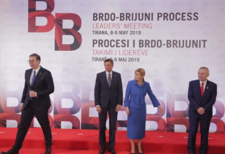 ‘Ofendon’ mikëpritësit e samitit në Tiranë, Vuçiç refuzon foton me ta [VIDEO]