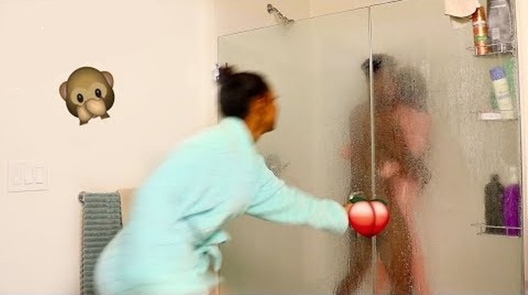 Kap të dashurin në momente intime me një tjetër në dush, shokohet kur shikon me kë ishte [VIDEO]